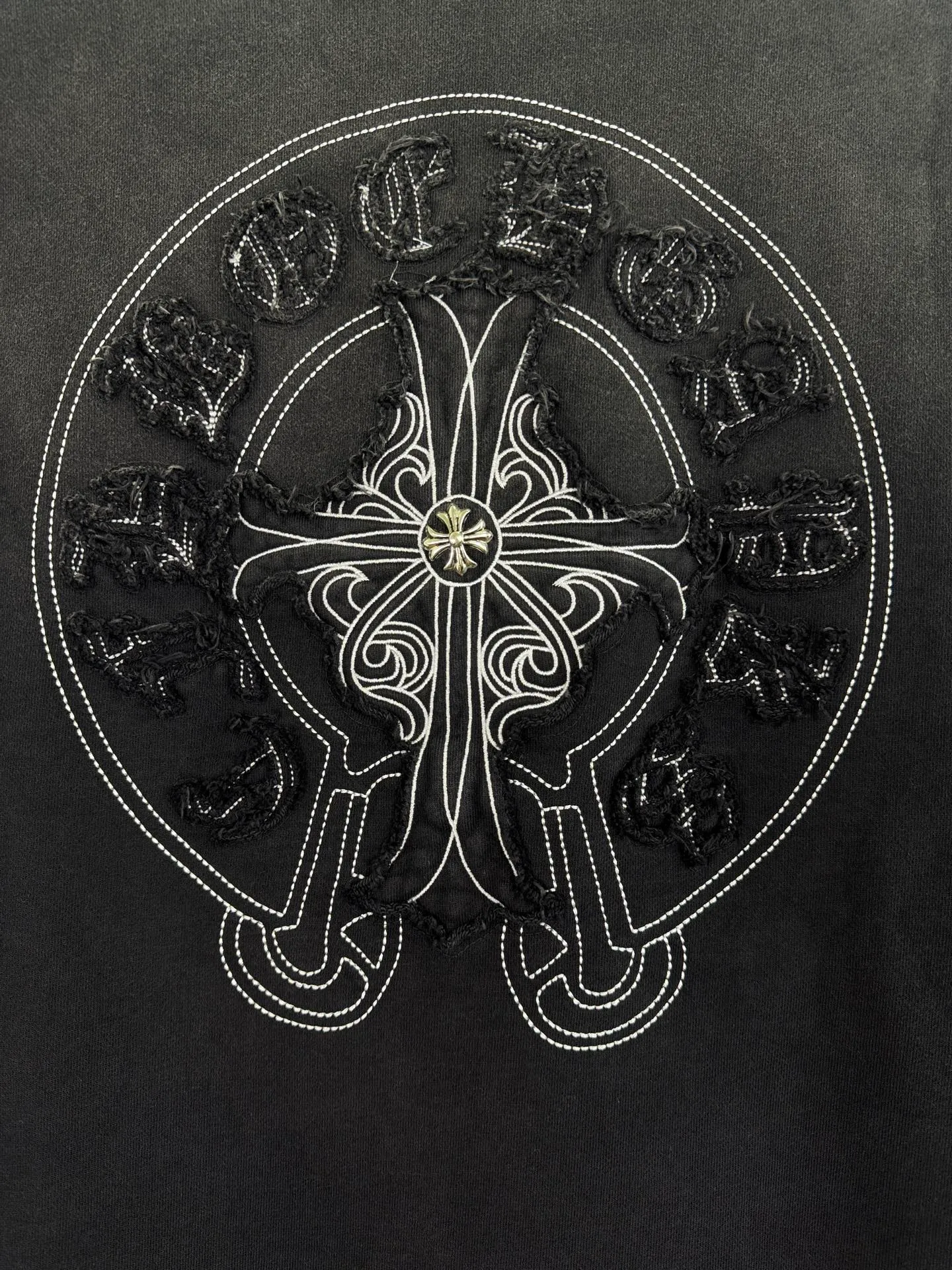 P280 top version, real shot without P, ​​different from market currency) 𝗖𝗵𝗿𝗼𝗺𝗲 𝗛𝗲𝗮𝗿𝘁𝘀/Cro Heart 2025 washed patch embroidery autumn and winter new original single counter American laser burnt 3D three-dimensional color embroidery couple casual sweatshirt 👑The highest version! Customized fabric 500g tripe terry fabric! American acid-washed and distressed original fabric laser burnt ✟appliqué embroidery and exquisite embroidery of letters! The best-selling model in the counter, very comfortable to wear. Accessories: original molded and authenticated collar label➕100% silk wash label. Genuine purchase-grade original hangtag➕matching hanging rope➕3D hanging beads➕original packaging bag. Craftsmanship: The original version has consistent wiring! The highest version of the armhole matching technique! Color: Blue Black Size: S M L XL Style No.: 1033